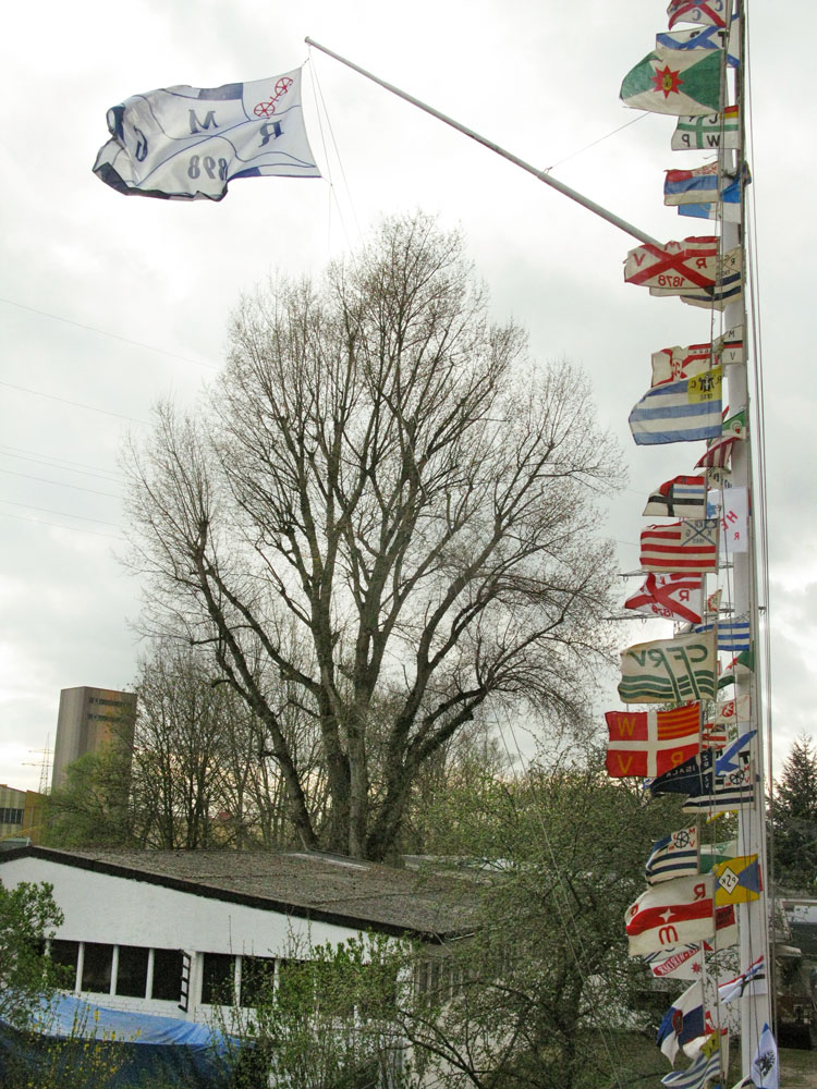 MRG-Bootshaus Das Bootshaus der MRG mit Flaggenbaum davor