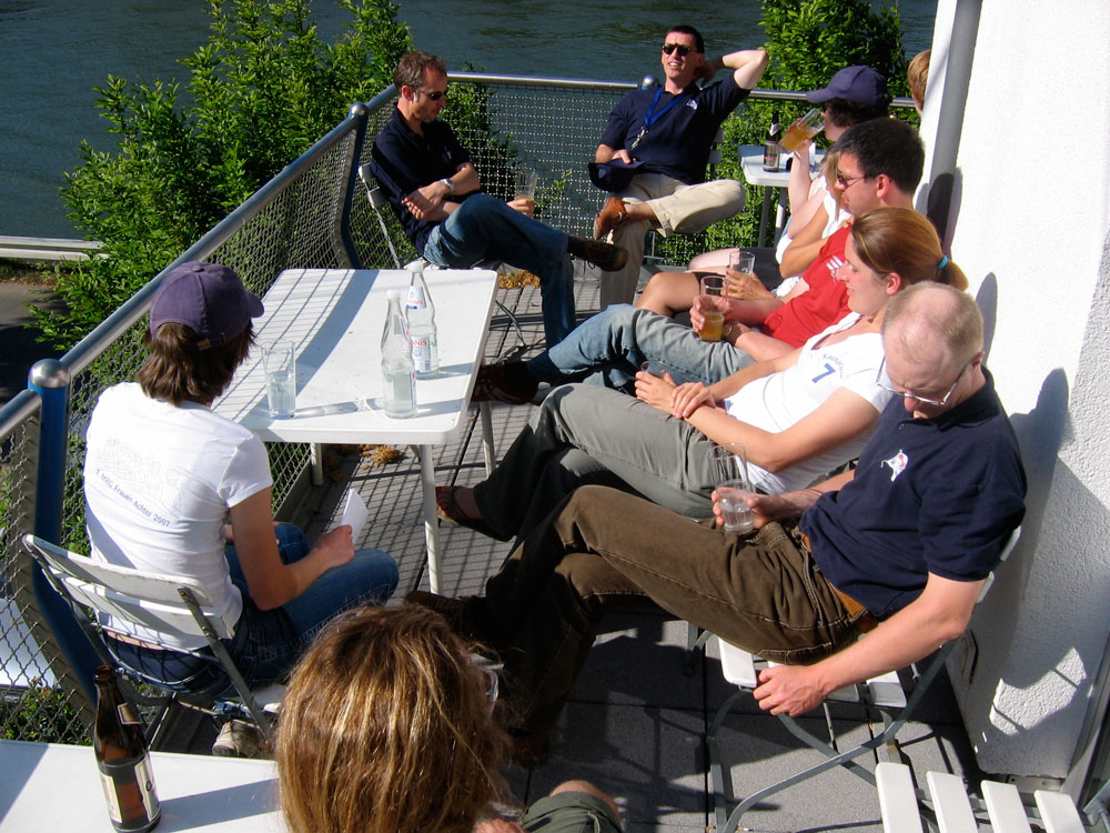 Auf der Sonnenterrasse der MRG Nach dem Rudern kommt die Gesellschaft auf der schönsten Terrasse im Großraum Mainz.