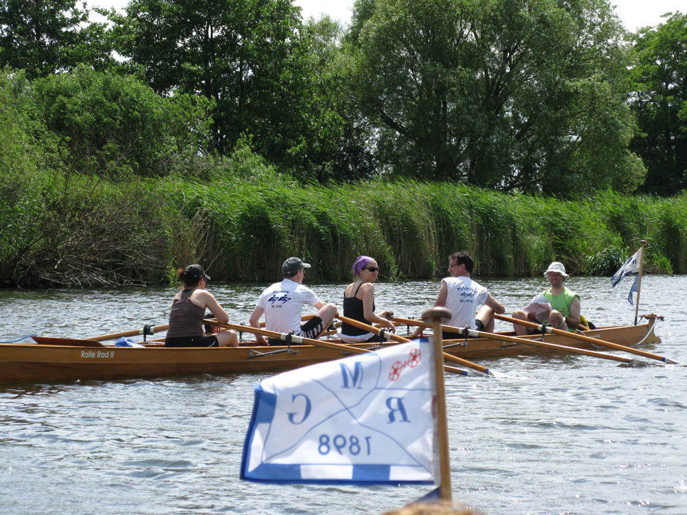 Auf dem Rhein Zwei Boote der MRG rudern auf dem Rhein