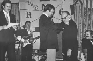 MRG-Ruderer-Ball 1976: DRV-Gold-Nadel für Willi Wenz