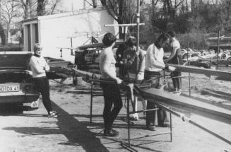 8. April 1978: Anpacken vor dem Anrudern