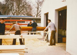 1974 Eifrige Helfer bei der Bootsrenovierung