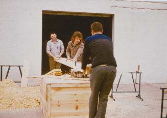 Eifrige Helfer bei der Bootsrenovierung (1974)
