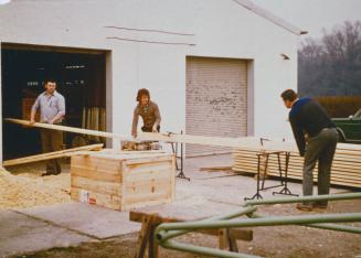 Eifrige Helfer beim Pritschenbau (1974)