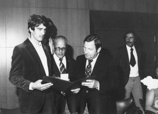 Mainz-OB Jockel Fuchs gratuliert Albert Hedderich, Dt. Junioren-Weltmeister im Einer 1975