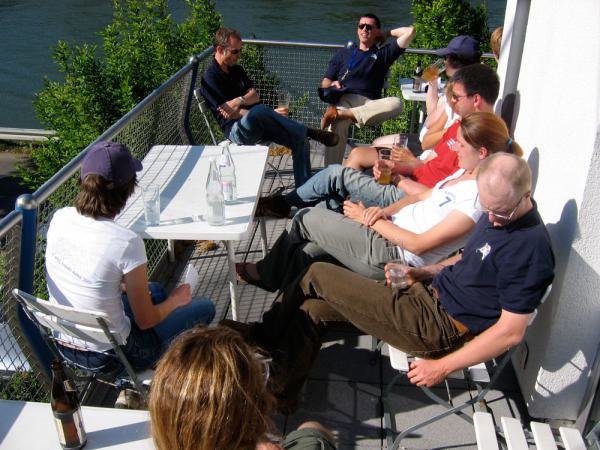 Nach dem Rudern kommt die Gesellschaft auf der schönsten Terrasse im Großraum Mainz.