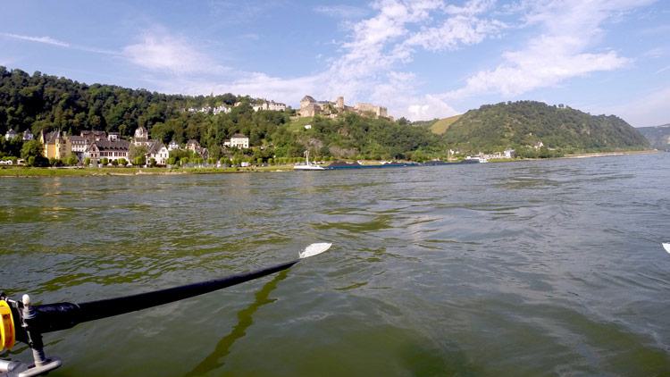 Im Ruderboot auf dem Rhein im Mittelrheintal hinter Boppard