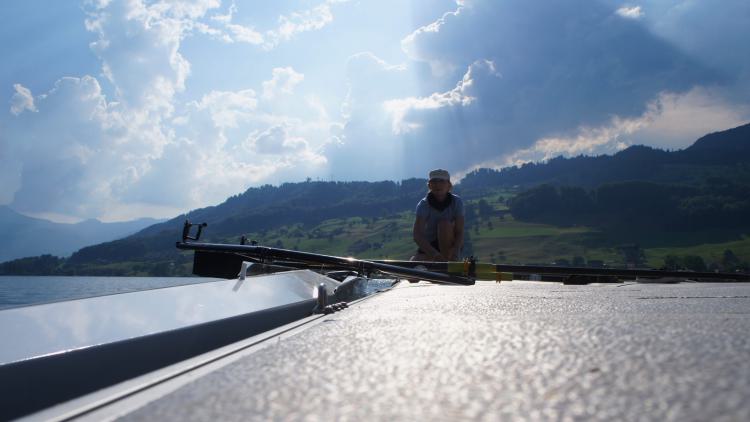 MRG-Ruderin Noreen wartet am Steg darauf, in ihr Boot zu steigen.