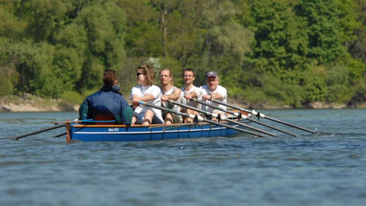 Ein Doppelvierer mit Steuermann auf der Wachsbleiche am Rhein