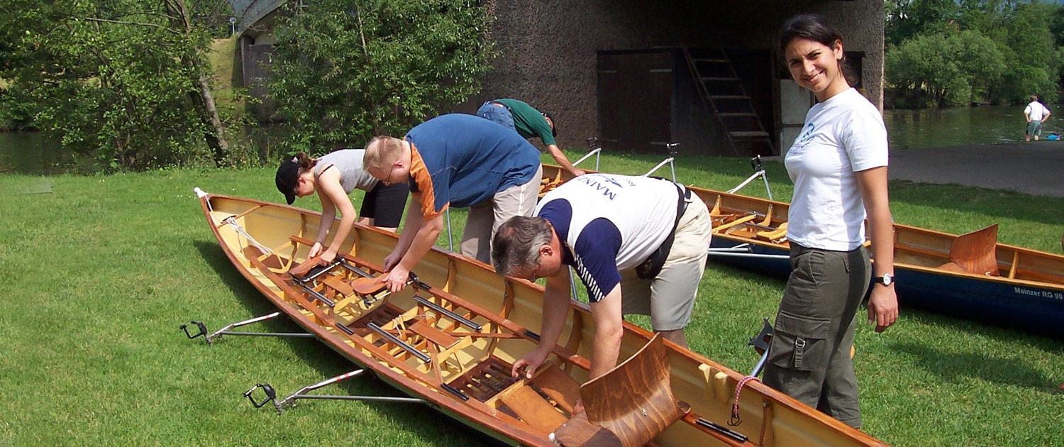Die Mannschaft eines Doppelvierers bereitet ihr Ruder-Boot für eine Wanderfahrt auf der Mosel vor.