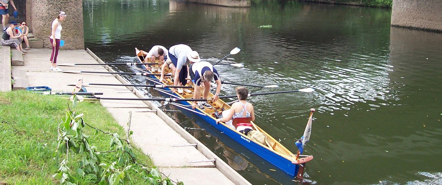 Ruderer der MRG steigen in ihr Boot („Doppelvierer“) und legen ab