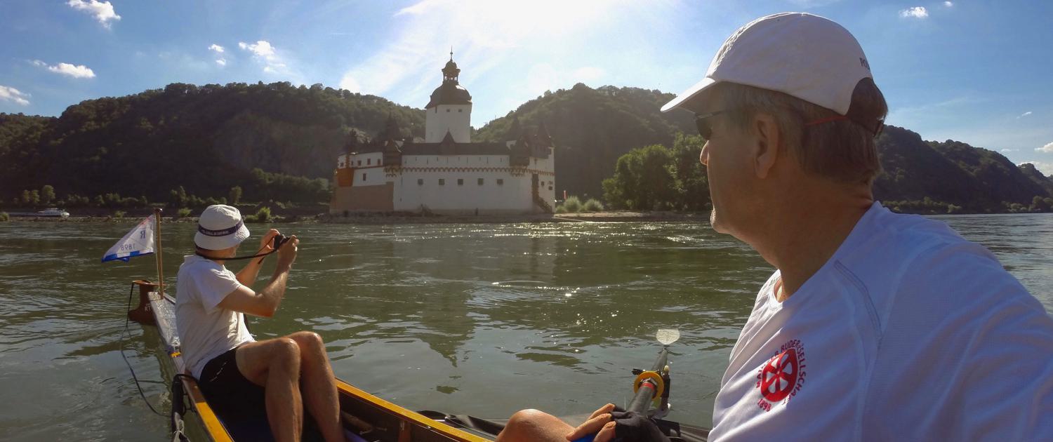 Zwei Ruderer im Doppelvierer mit Steuermann im Mittelrheintal an der Pfalz/Kaub