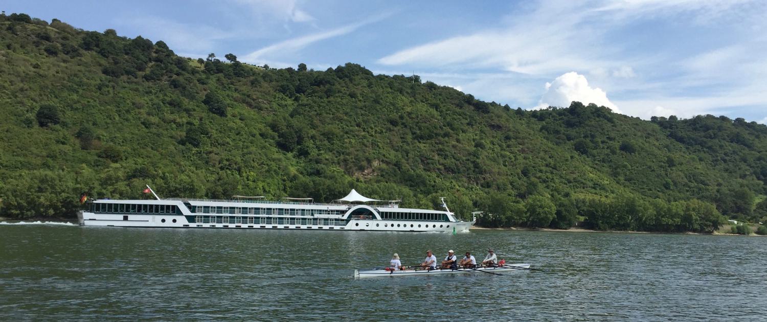 Rudern: Ein Doppelvierer mit Steuermann auf dem Rhein bei Boppard