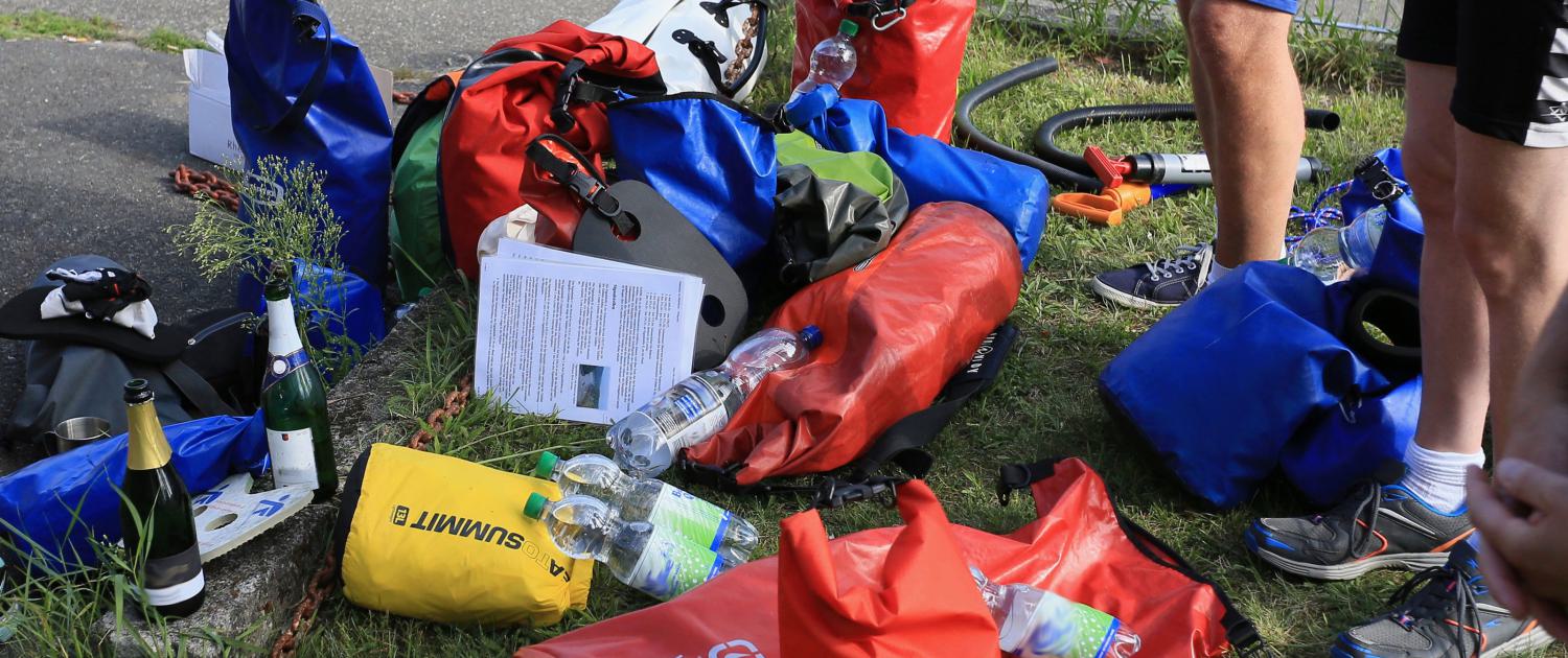 In wasserdichten Säcken haben Ruderer bei St. Goar ihre Vorräte, Lebensmittel und Snacks verstaut, die sie während ihrer Wanderfahrt im Boot vielleicht benötigen.