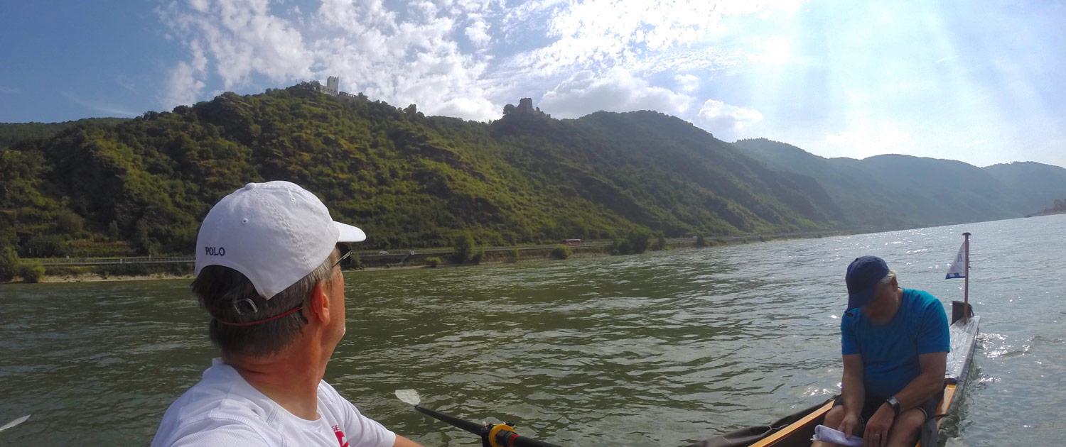 Zwei Ruderer in einem Ruderboot auf dem Rhein