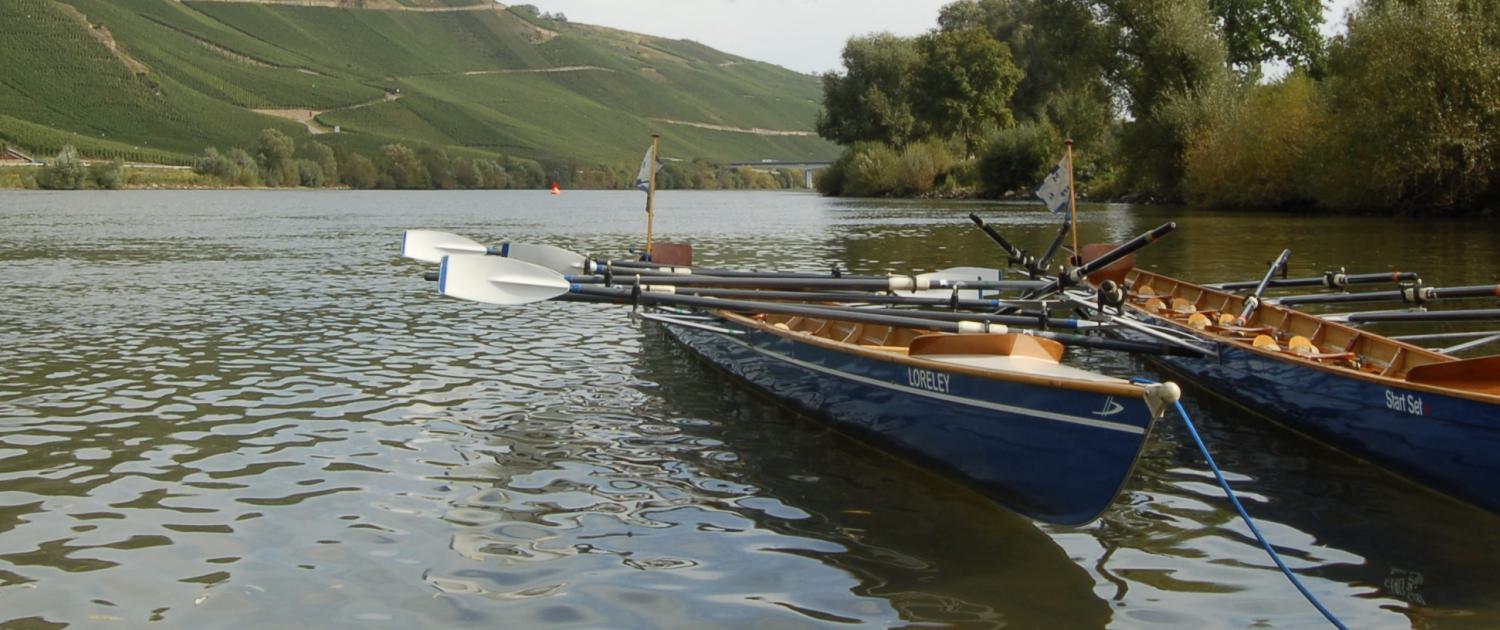 Die Doppelvierer „Loreley“ und „Start Set“ aus der Bootshalle der MRG ankern an einer Sandbank an der Mosel